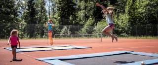 Kinder Springen Trampolin am kinderfreundlichen Hotel im Allgäu