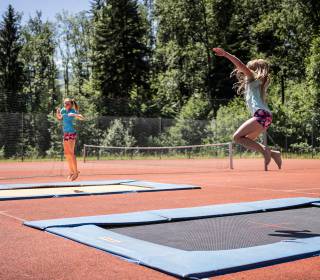 Kinder Springen Trampolin am kinderfreundlichen Hotel im Allgäu