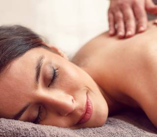 Frau erhält eine Rückenmassage