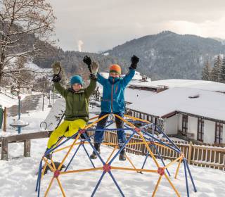 Kinder auf Outdoor Klettergerüst 