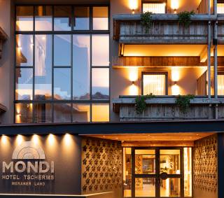 Beleuchteter Eingangsbereich Mondi Hotel Tscherms