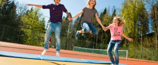 Teenager hüpfen auf Trampolin