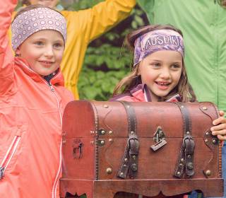 Kinder mit Schatztruhe