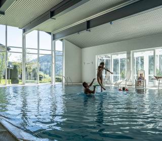 Familie hat Spaß im Pool