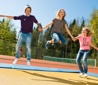Teenager hüpfen auf Trampolin