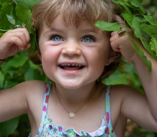 Portait Kind in der Natur lacht
