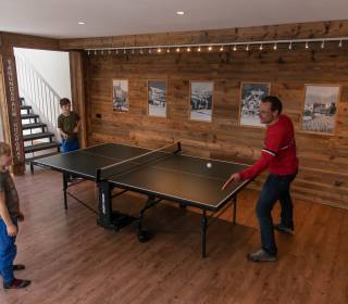 Familie spielt Tischtennis im MONDI Resort Oberstaufen