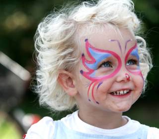 Kind mit Schmetterling Kinderschminke