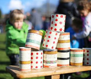 Kinder beim Dosenwerfen auf einer Kirmes